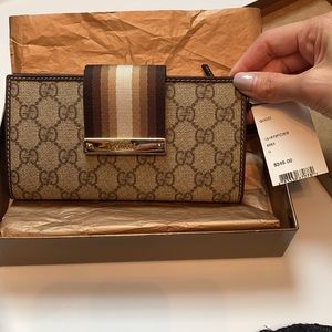 Brand new—-never used — authentic Gucci wallet with tags and original packaging!